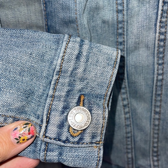 🙌🏼WOOHOO SOLD🙌🏼Levi Strauss Levi's Womens Denim Jacket Sz Juniors Medium - Picture 3 of 4